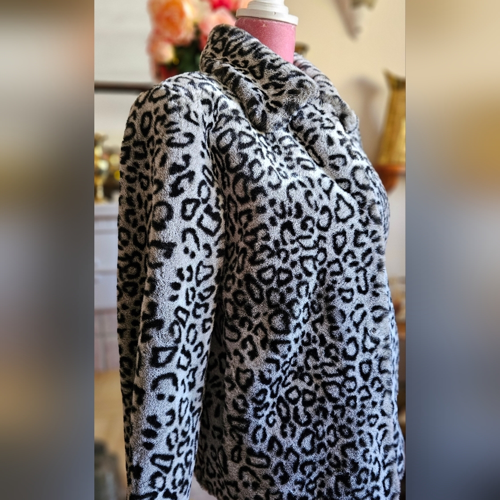 Amanda Collection women's faux leopard fur swing jacket. Size small.